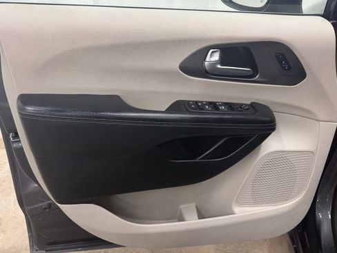 Used 2023 Chrysler Pacifica Touring-L FWD image 15
