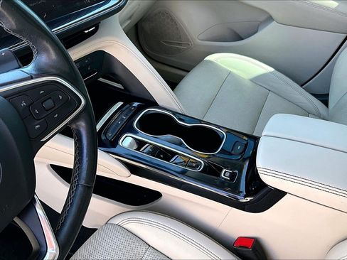 Used 2021 Buick Envision Essence FWD image 13