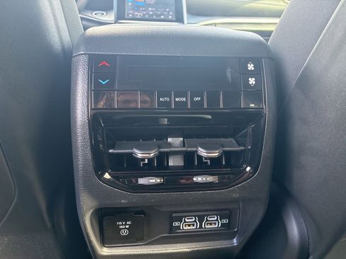 Used 2023 Jeep Grand Cherokee L Altitude AWD/4WD image 18