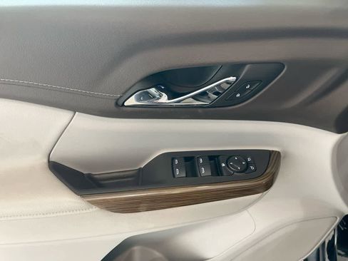 Used 2022 GMC Acadia SLE image 13