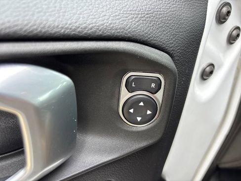 Used 2022 Jeep Wrangler Unlimited Sahara w/ Cold Weather Group AWD/4WD image 21