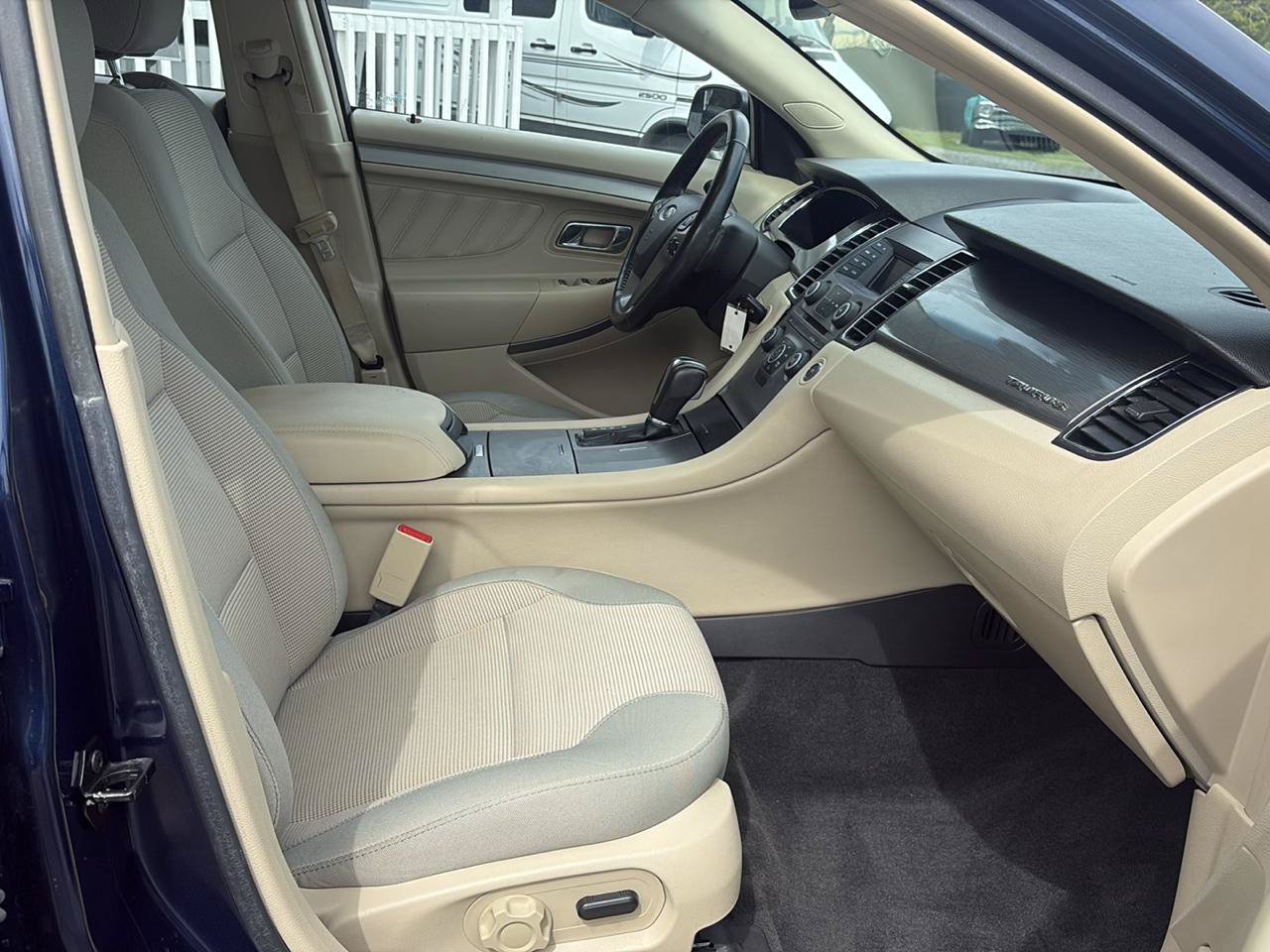 Used 2017 Ford Taurus SEL FWD image 17