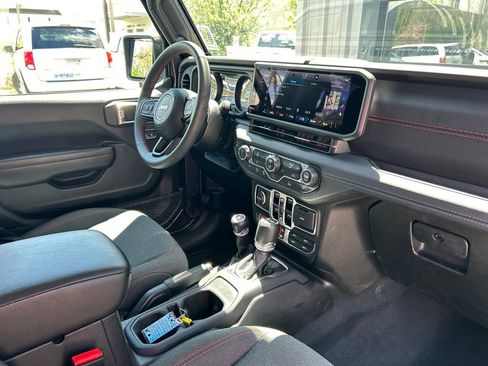 Used 2025 Jeep Wrangler Unlimited Rubicon AWD/4WD image 35