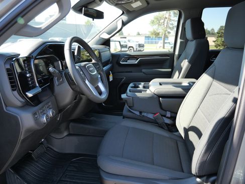 New 2026 GMC Sierra 1500 SLE image 3