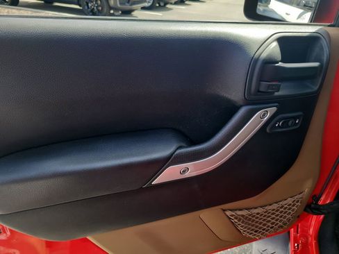 Used 2017 Jeep Wrangler Unlimited Sahara w/ Max Tow Package image 12