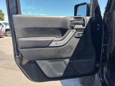Used 2017 Jeep Wrangler Unlimited Rubicon w/ Cold Weather Group AWD/4WD image 5