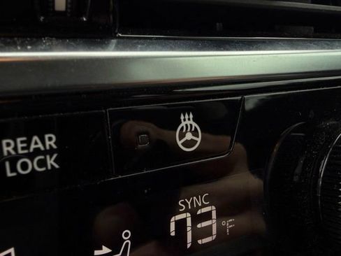 Used 2024 Nissan Pathfinder SL FWD image 21