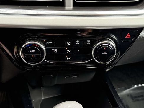 Certified 2025 Chevrolet Trax LT FWD image 17