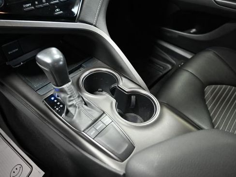Used 2022 Toyota Camry SE image 19