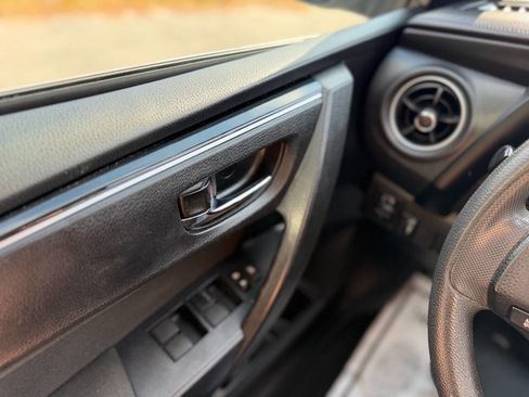 Used 2018 Toyota Corolla LE image 26