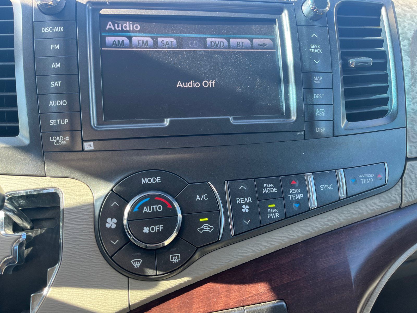 Used 2014 Toyota Sienna XLE w/ XLE Premium Package FWD image 25