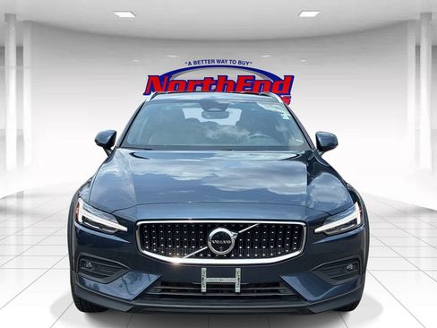 Used 2025 Volvo V60 B5 Cross Country Plus AWD/4WD image 2