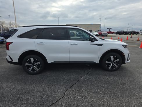 Used 2023 Kia Sorento S w/ Panoramic Sunroof Package image 2
