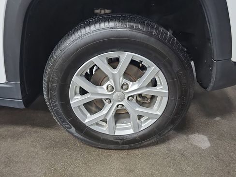 Used 2023 Jeep Grand Cherokee Limited image 32