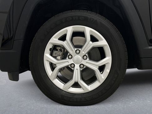 Used 2024 Jeep Compass Latitude image 23