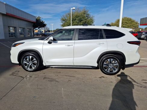 Used 2025 Toyota Highlander XLE image 3
