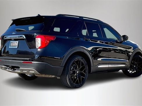 Used 2022 Ford Explorer XLT w/ Equipment Group 202A image 5