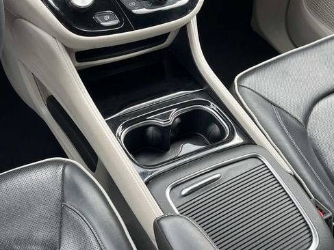 Used 2023 Chrysler Pacifica Limited FWD image 18