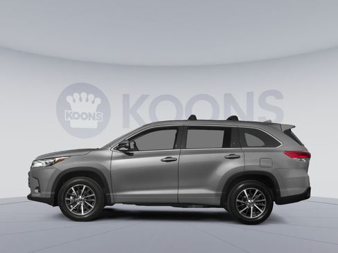 Used 2017 Toyota Highlander XLE w/ Protection Package #3 AWD/4WD image 4