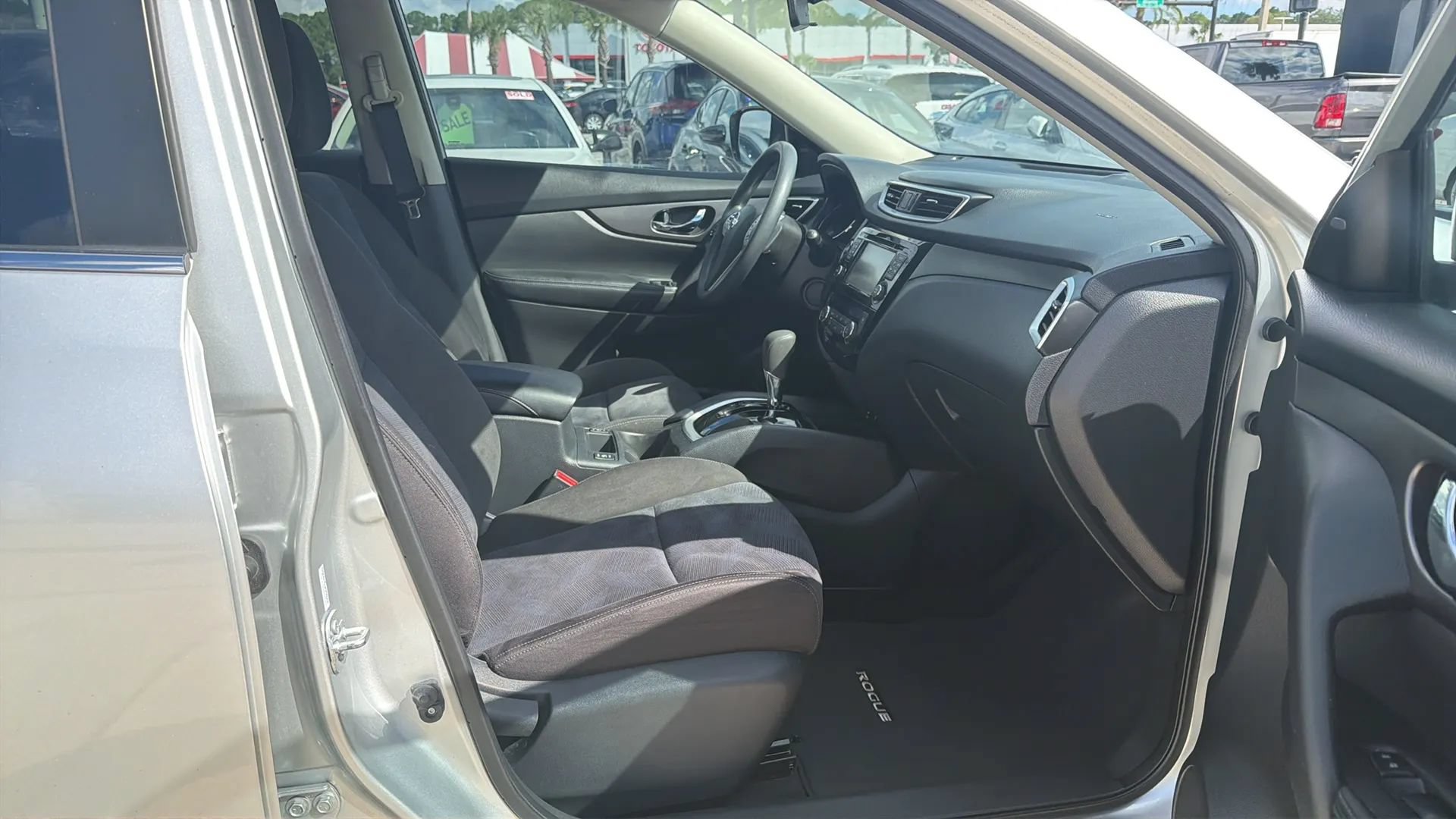 Used 2015 Nissan Rogue SV w/ SV Premium Package FWD image 19