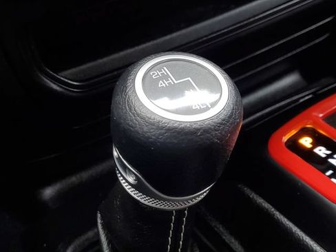 Used 2019 Jeep Wrangler Unlimited Sahara w/ Uconnect 4C Nav & Sound Group AWD/4WD image 30