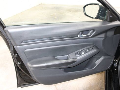 Used 2024 Nissan Altima 2.5 SV FWD image 16