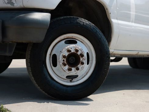 Used 2005 Ford E-350 and Econoline 350 Super Duty image 27