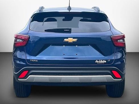 Used 2024 Chevrolet Trax LT w/ Driver Confidence Package FWD image 4