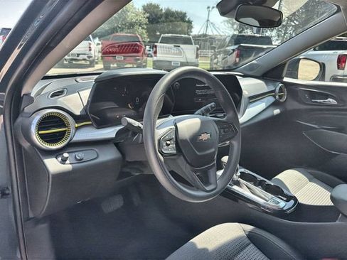 Used 2025 Chevrolet Trax LT FWD image 10