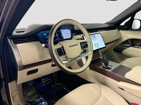 Used 2025 Land Rover Range Rover SE AWD/4WD image 4