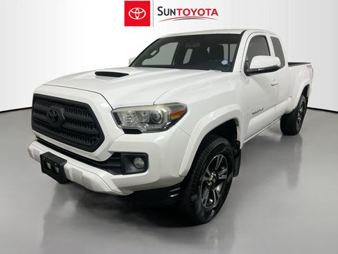 Used 2017 Toyota Tacoma TRD Sport w/ Tow Package (A/T) AWD/4WD image 9