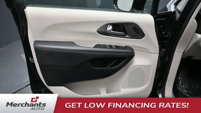 Used 2024 Chrysler Pacifica Touring-L FWD image 15