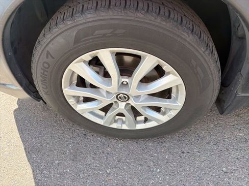 Used 2018 Nissan Rogue SV w/ Sun & Sound Touring Package image 10