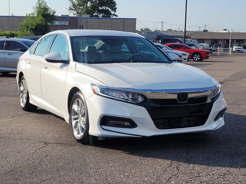 Used 2018 Honda Accord LX image 10