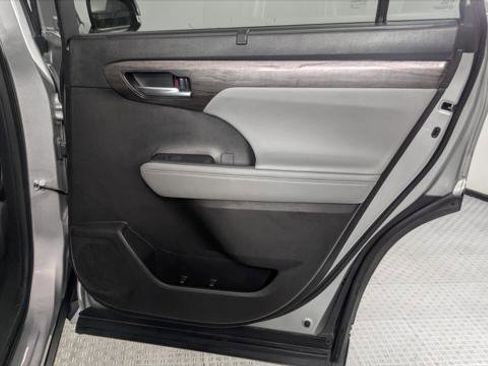 Used 2023 Toyota Highlander Limited image 22