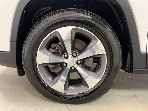 Used 2019 Jeep Cherokee Limited w/ Technology Group AWD/4WD image 2