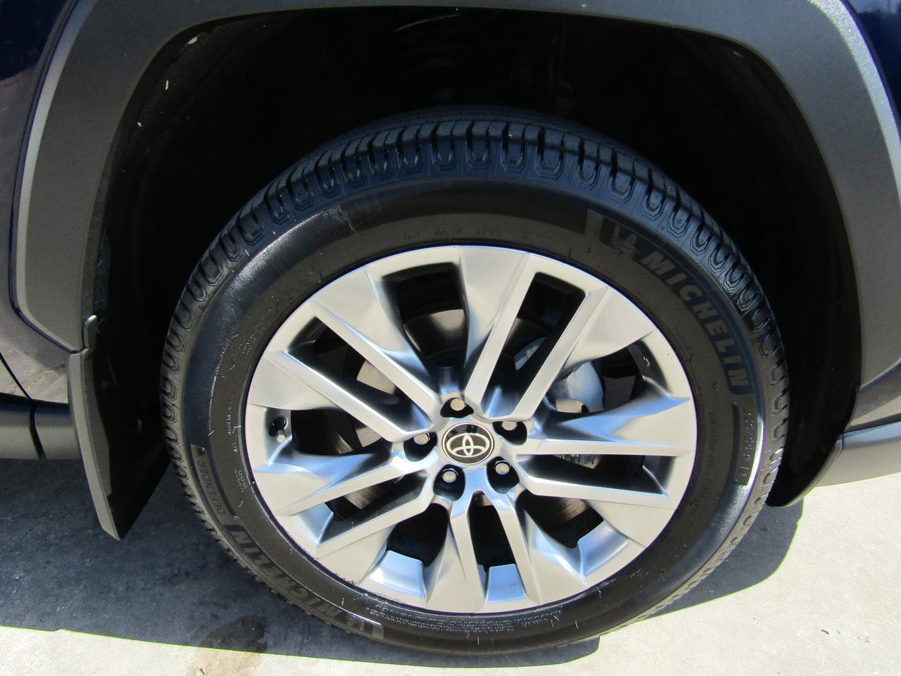 Used 2021 Toyota RAV4 XLE Premium FWD image 7