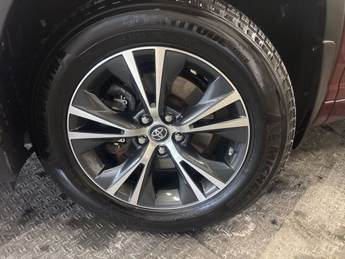 Used 2017 Toyota Highlander LE image 4