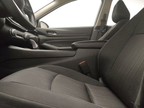 Used 2025 Nissan Altima 2.5 SV FWD image 17