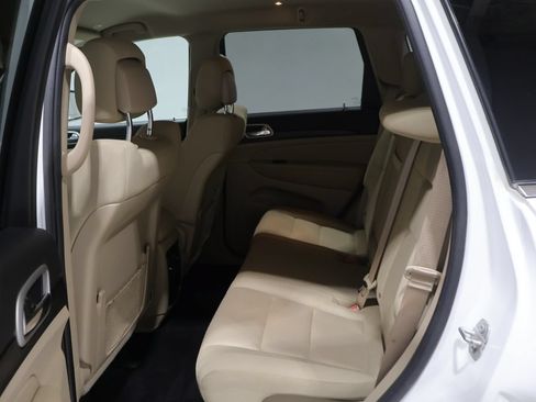 Used 2020 Jeep Grand Cherokee Laredo AWD/4WD image 18