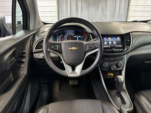 Certified 2022 Chevrolet Trax LT w/ LT Convenience Package image 2