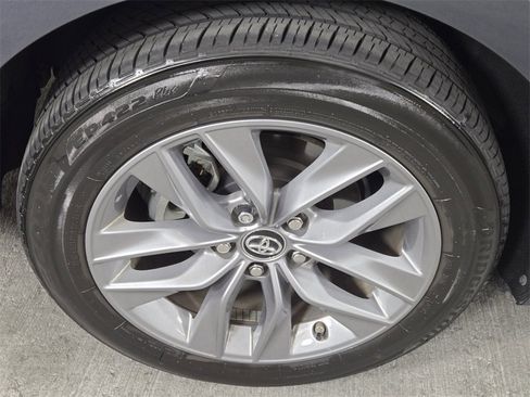 Used 2019 Toyota Avalon XLE image 9