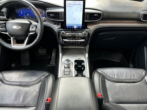 Certified 2023 Ford Explorer Platinum w/ Technology Package AWD/4WD image 3