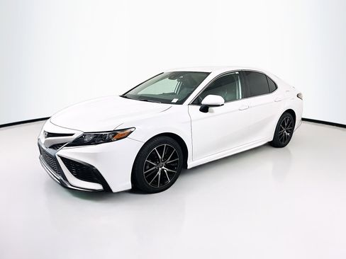 Used 2021 Toyota Camry SE image 3