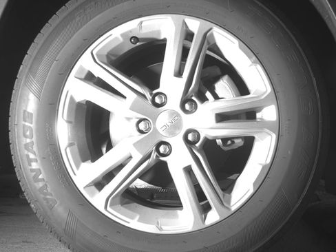 Used 2024 GMC Terrain SLE image 13