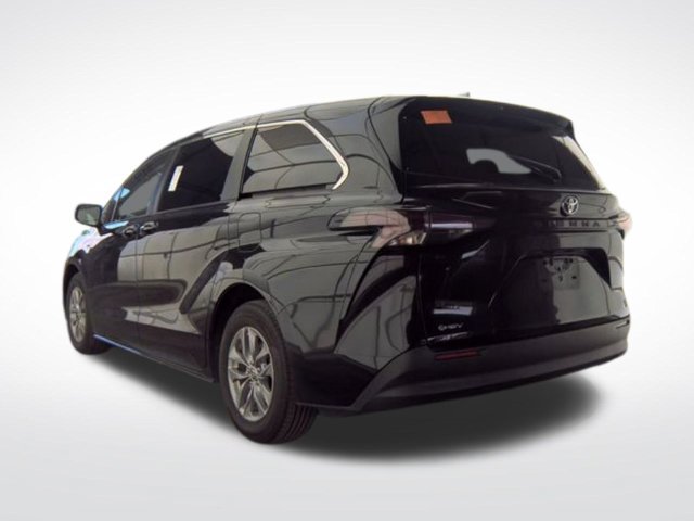 Used 2025 Toyota Sienna LE FWD image 5