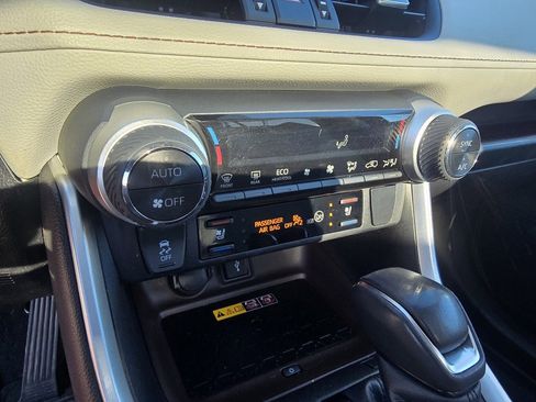Used 2022 Toyota RAV4 Limited image 20