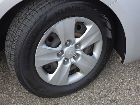 Used 2017 Kia Forte LX image 11