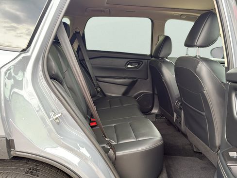 Used 2025 Nissan Rogue SL w/ Tech Package FWD image 12