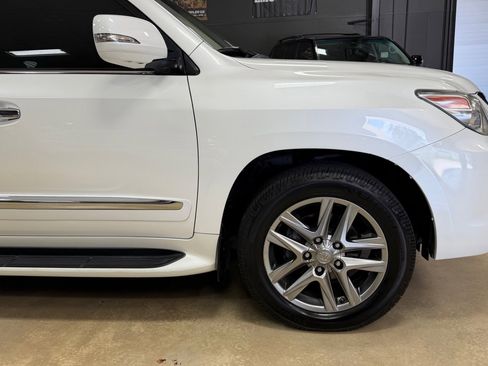 Used 2013 Lexus LX 570 4WD w/ Luxury Pkg w/Pre-crash image 12